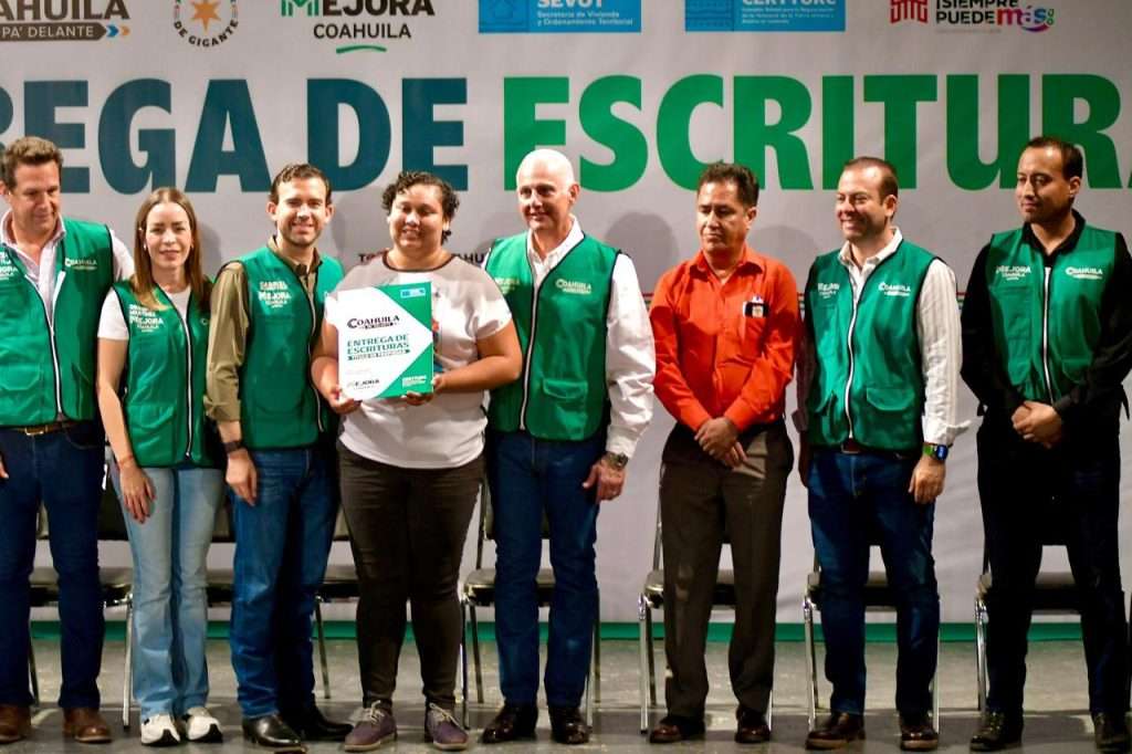 Román Cepeda entrega escrituras a 121 familias de Torreón