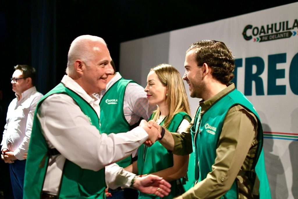 Román Cepeda entrega escrituras a 121 familias de Torreón