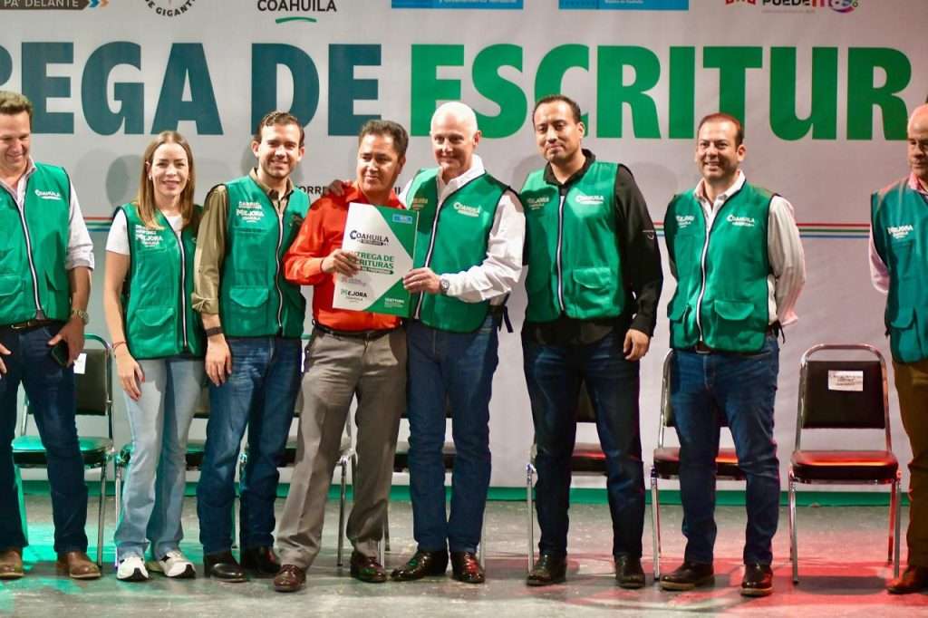 Román Cepeda entrega escrituras a 121 familias de Torreón