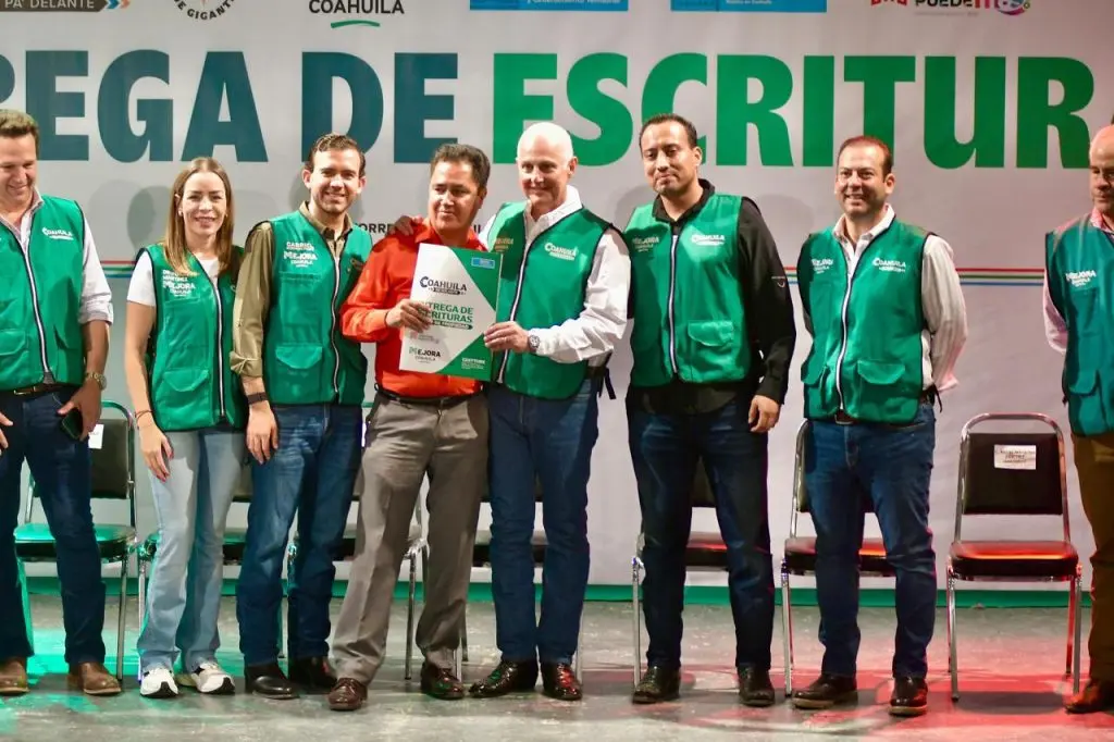 Román Cepeda entrega escrituras a 121 familias de Torreón