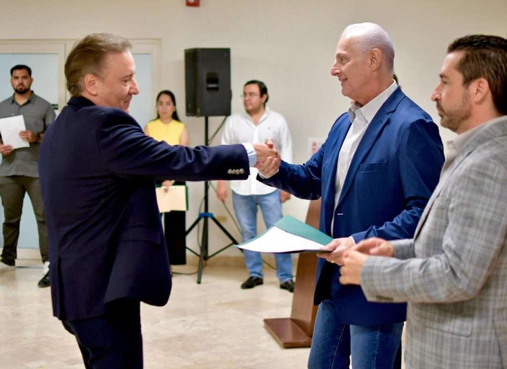 Román Cepeda entrega nombramientos a nuevos integrantes del Gabinete Municipal