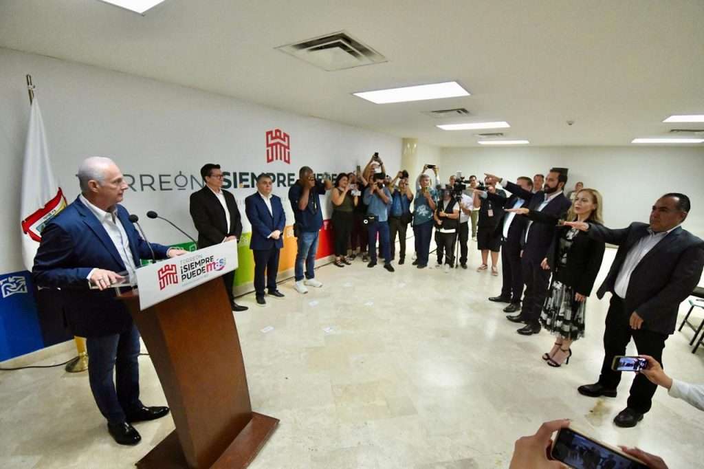 Román Cepeda entrega nombramientos a nuevos integrantes del Gabinete Municipal