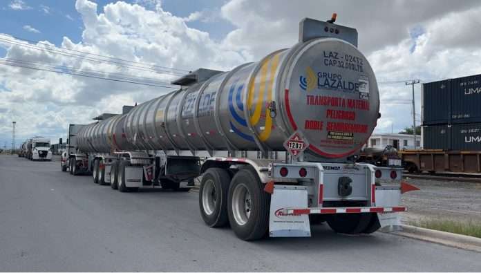 En un operativo coordinado entre Guardia Nacional y la Fiscalía General de la República (FGR), fue asegurada esta mañana una pipa perteneciente al Grupo Lazalde con 20 mil litros de combustible presuntamente ilegal en la carretera Monclova-Saltillo en el municipio de Ramos Arizpe. 