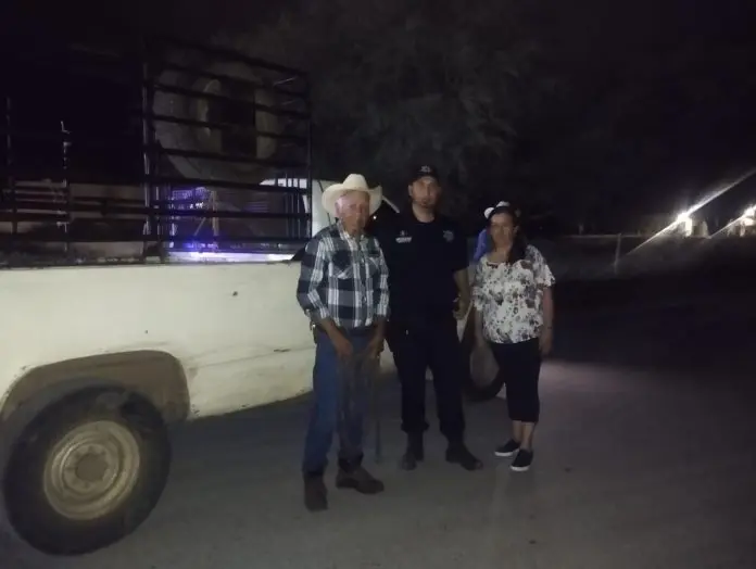 Elementos del Mando Coordinado Múzquiz recuperan camioneta Chevrolet Silverado robada en el barrio El Aguacate.