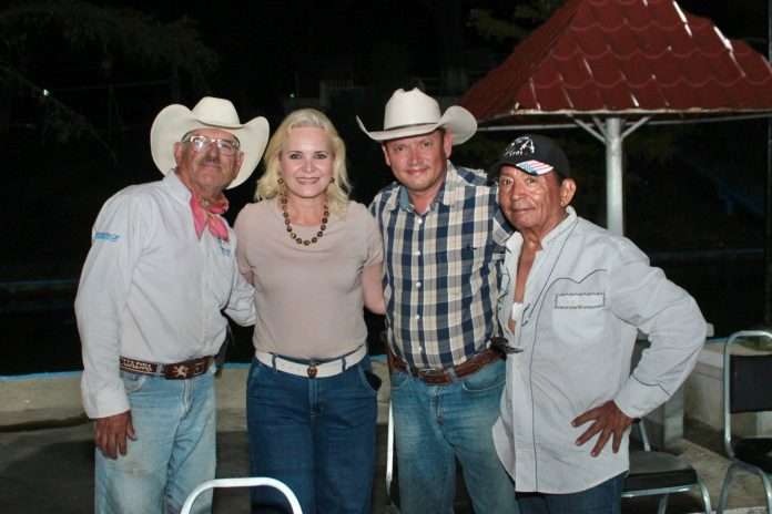 La alcaldesa de Múzquiz, Laura Jiménez Gutiérrez recibe cabalgantes