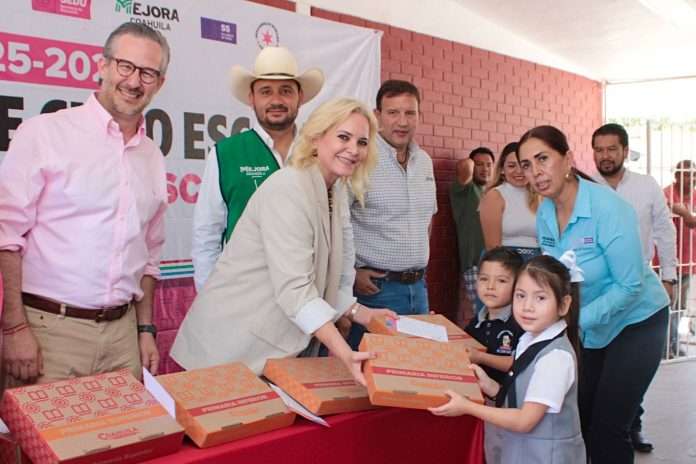 La alcaldesa de Múzquiz, Laura Jiménez Gutiérrez, encabezó la entrega de útiles escolares y libros de texto gratuitos en la Primaria Melchor Múzquiz TV