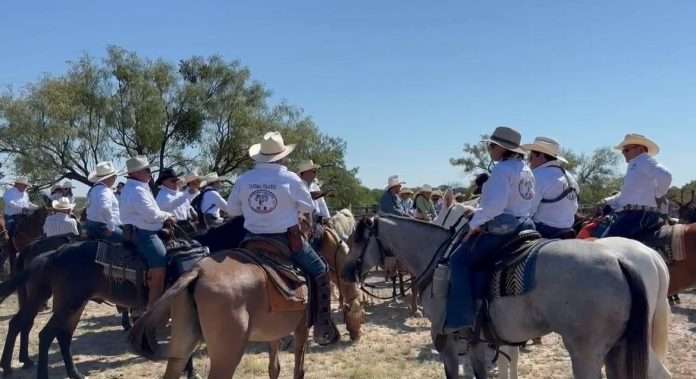 La alcaldesa de Múzquiz, Laura Jiménez Gutiérrez, acompañó la salida de la segunda edición de “La Cabalgata Nos Une” desde el Paso de las Tablas