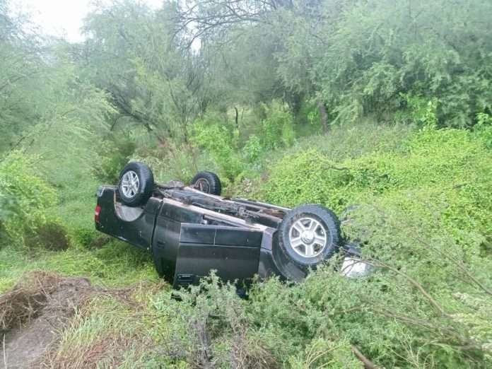 Un joven de 25 años resultó lesionado tras volcar su camioneta en la carretera Múzquiz–Boquillas.