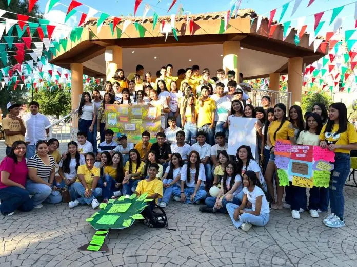 Jóvenes en actividades escolares o listones amarillos (símbolo de prevención del suicidio).