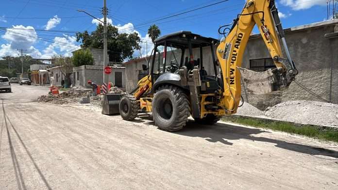 trabajadores de SIMAS instalando una válvula en tubería de agua