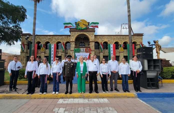La alcaldesa Laura Jiménez encabezó el Desfile del 16 de Septiembre en Múzquiz junto al 14º Regimiento