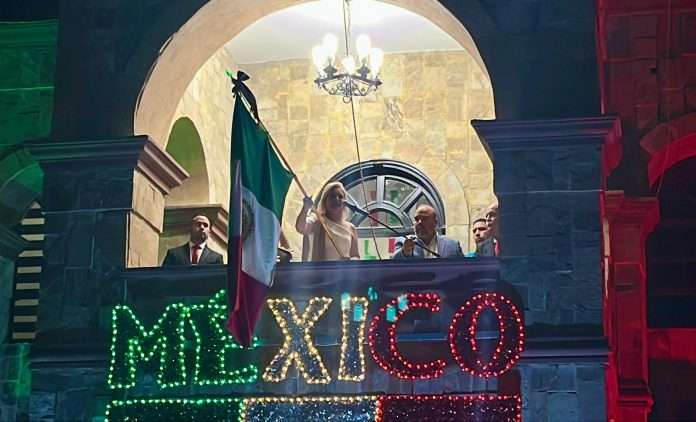 La alcaldesa Laura Jiménez Gutiérrez encabezó el Grito de Independencia en Múzquiz por el 215 aniversario
