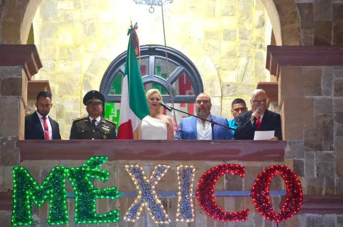 : La alcaldesa Laura Jiménez Gutiérrez encabezó el Grito de Independencia en Múzquiz por el 215 aniversario,