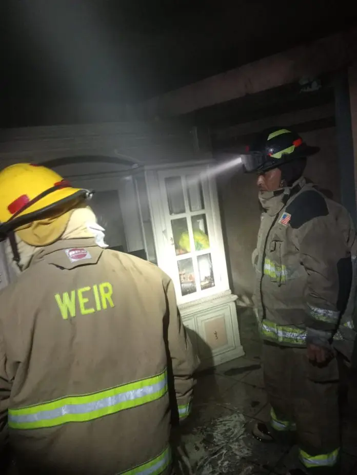 Bomberos de Palaú y vecinos evitaron que un incendio por corto circuito consumiera una vivienda en el barrio Los Chupones