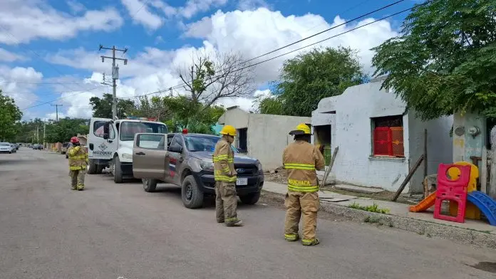Protección Civil y Bomberos de Múzquiz atendieron un incendio en una casa de la colonia Nogalera
