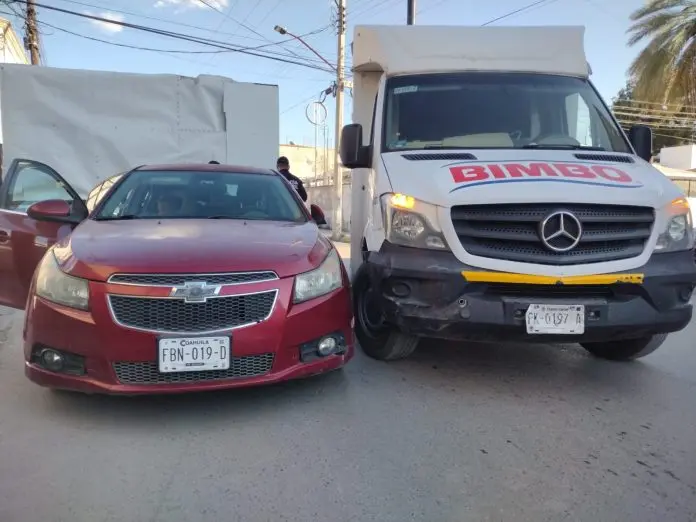 Un camión repartidor de Bimbo impactó contra un vehículo en el centro de Múzquiz