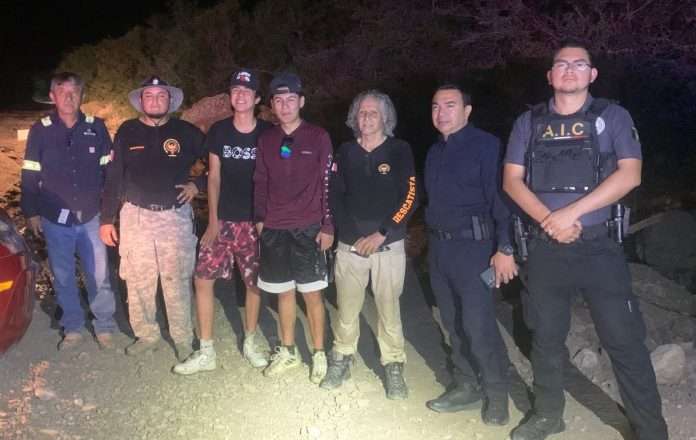 Dos jóvenes fueron rescatados con vida tras extraviarse en la Sierra de Múzquiz