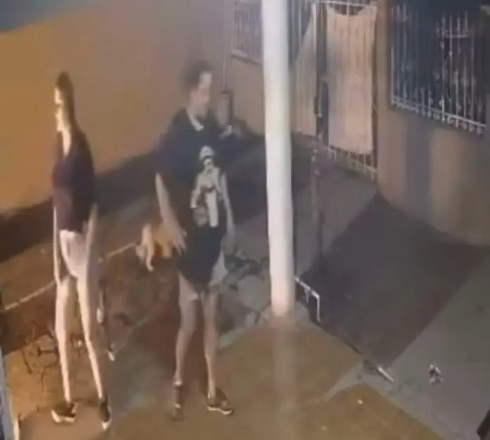 Dueña de taquería en Múzquiz es denunciada tras ser captada en video intentando incendiar una vivienda