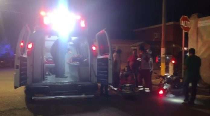 Accidente en Múzquiz deja dos lesionados: un motociclista militar y un estudiante de la UTRC, tras choque contra camioneta