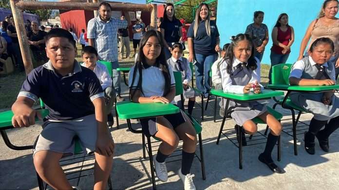 Gobierno de Coahuila entrega mobiliario escolar en Melchor Múzquiz
