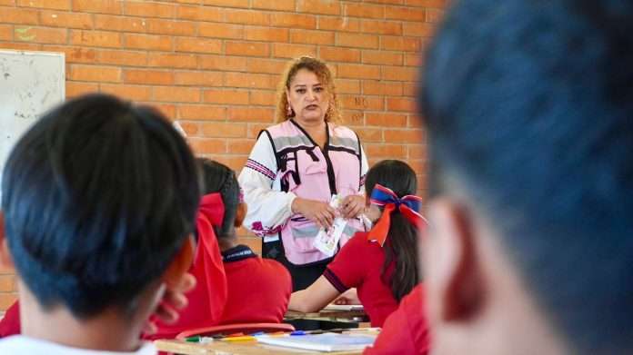 Brinda DIF Acuña platicas en escuelas