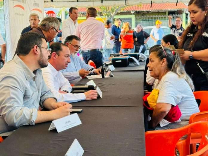 Atiende Emilio de Hoyos a familias dentro de las colonias