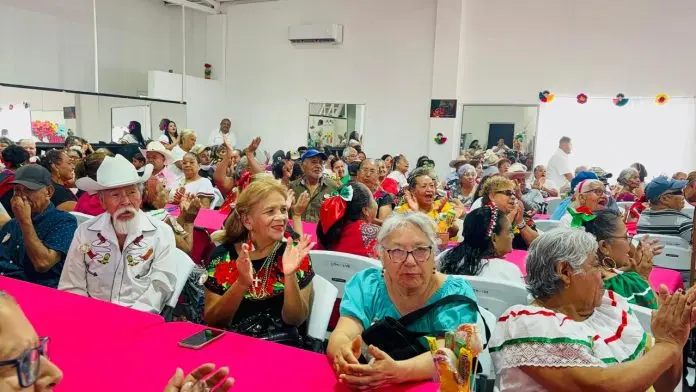 Celebra centros comunitarios a adultos mayores con fiesta mexicana