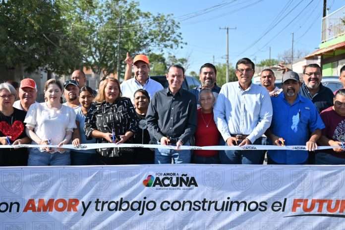 Entrega Emilio de Hoyos pavimentación en la colonia La Rivera