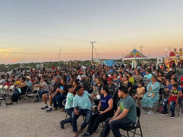 Celebra UDC Acuña con éxito noche mexicana en las colonias