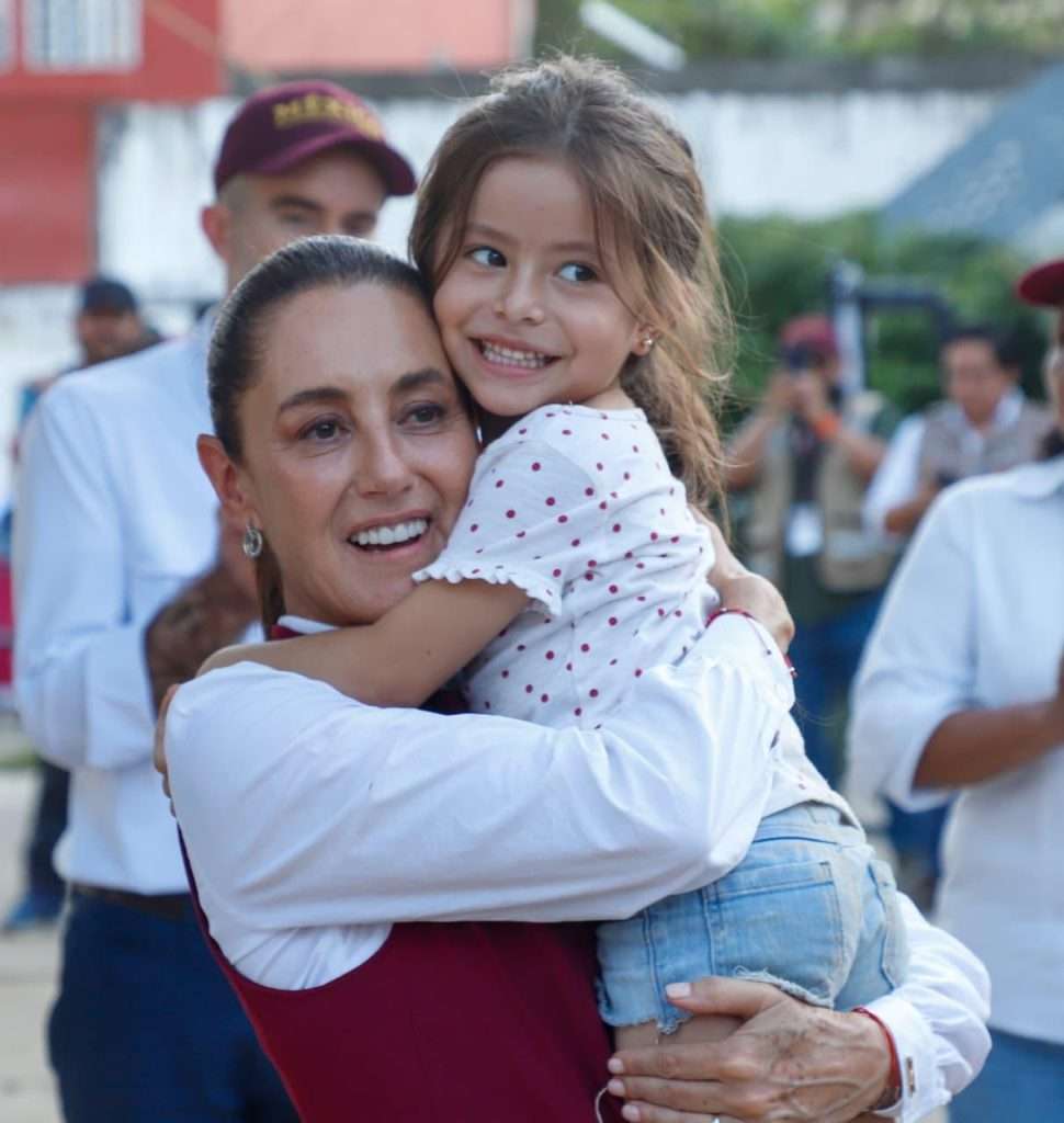 Claudia Sheinbaum visita La Ceiba en Xicotepec, Puebla, para supervisar entrega de apoyos a familias afectadas por las lluvias