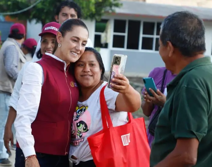 Claudia Sheinbaum visita La Ceiba en Xicotepec, Puebla, para supervisar entrega de apoyos a familias afectadas por las lluvias