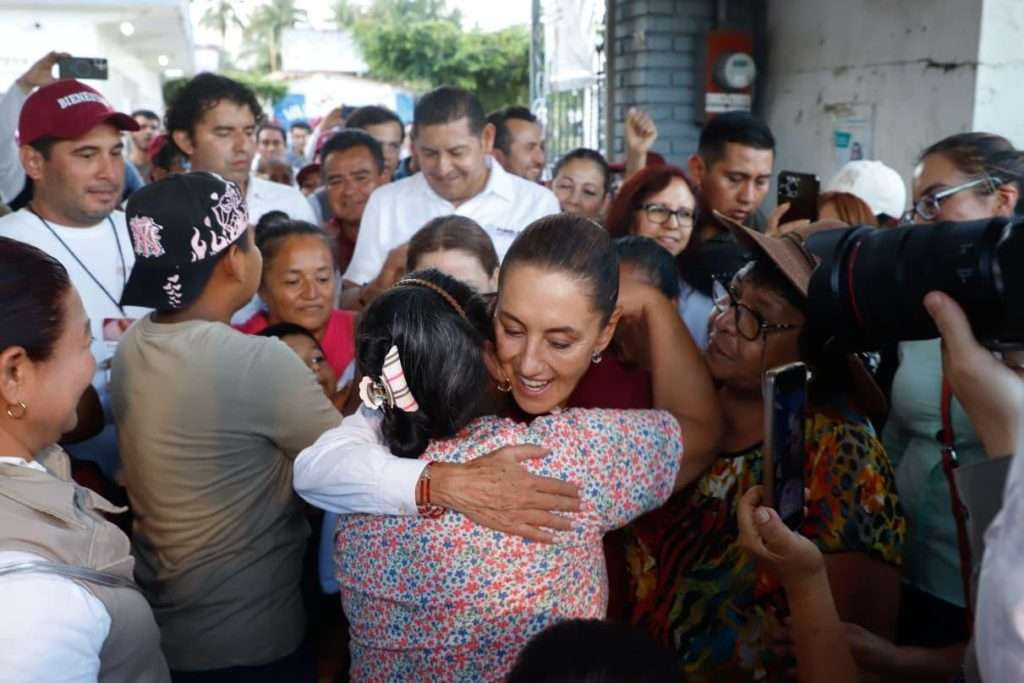 Claudia Sheinbaum visita La Ceiba en Xicotepec, Puebla, para supervisar entrega de apoyos a familias afectadas por las lluvias