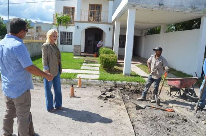 La alcaldesa Laura Jiménez supervisa el programa permanente de bacheo en Múzquiz