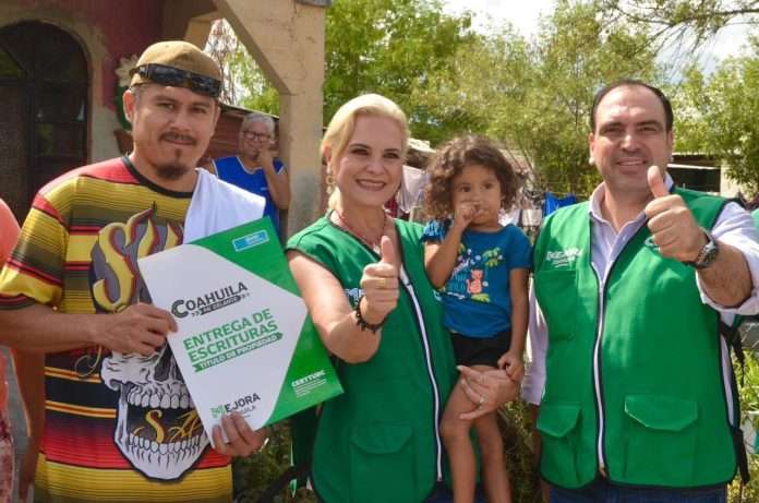 La familia Chávez Martínez recibió su escritura en Villa de Palaú, gracias al Programa de Escrituración