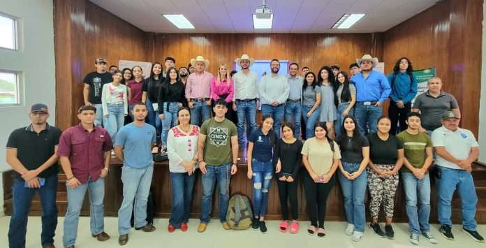 Estudiantes del TecNM Campus Múzquiz asistieron a la conferencia “Características especiales del concurso Novillo Gordo”
