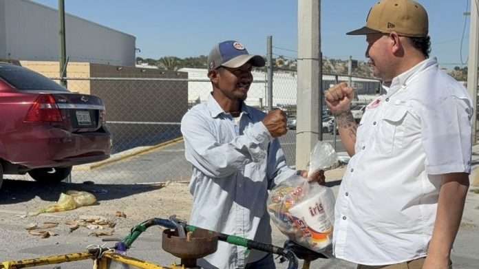 El Centro Evangélico La Iglesia del Pueblo reinició su programa de ayuda alimentaria dirigido a trabajadores autoempleados y sus familias en Monclova. El pastor Valentín Bustos Cabrera informó que se distribuyen despensas a taxistas, empleados de gasolineras y jornaleros sin empleo formal.