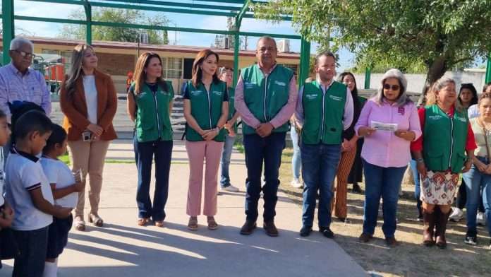  Supervisan construcción de techo estructural en la primaria 