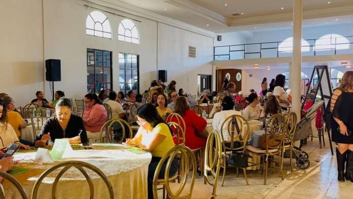 Celebra DIF Acuña bingo navideño 2025