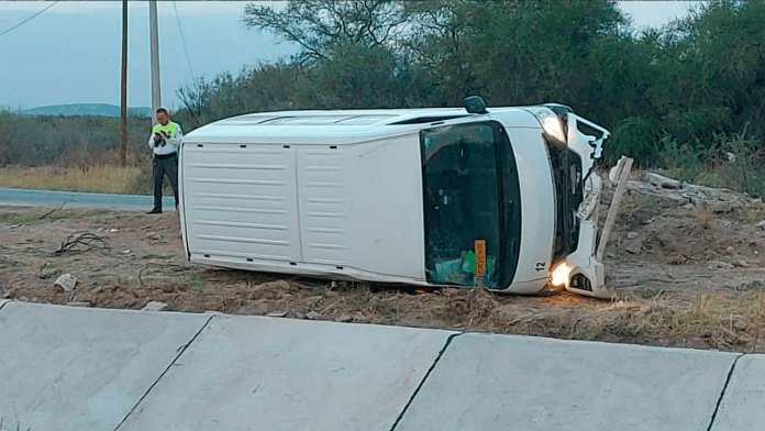 Camioneta volcada con trabajadores