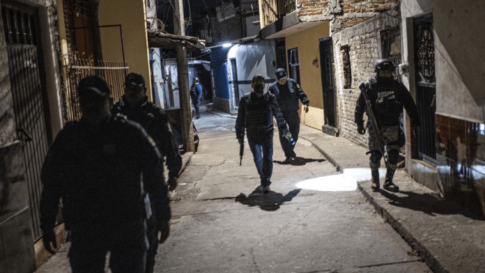 En Michoacán, enfrentamientos armados dejan cuatro muertos y patrulla de la Guardia Nacional vuelca durante operativo