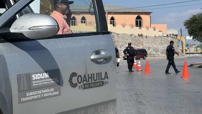 La Subsecretaría de Transporte y Movilidad del Gobierno del Estado continúa realizando operativos en diferentes municipios de Coahuila, con el objetivo de verificar la legalidad de los servicios de transporte público y de plataformas digitales.