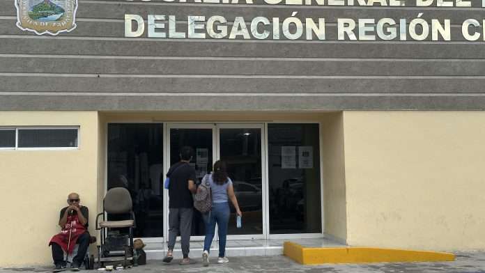 Una mujer identificada como Maricruz Pérez Velázquez denunció públicamente a elementos de la Policía Investigadora de la Agencia de Investigación Criminal (AIC) adscrita a la Fiscalía General del Estado de Coahuila, por presunto abuso de autoridad y detención ilegal en perjuicio de su esposo.