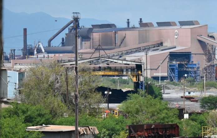La siderúrgica cumplió tres años fuera de operación, lo que contrajo la economía local al parar contratos de obras, mantenimientos, reparaciones, compra de suministros, insumos, pagos de salarios a sus trabajadores directos y liquidaciones de facturas por decenas de millones de pesos semanales y quincenales a proveedores y contratistas.