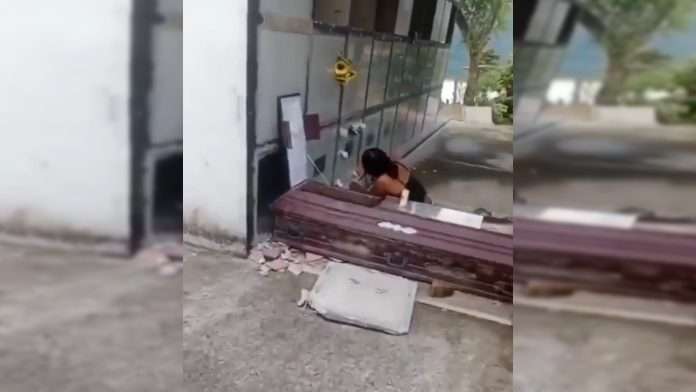 Mujer abre ataúd