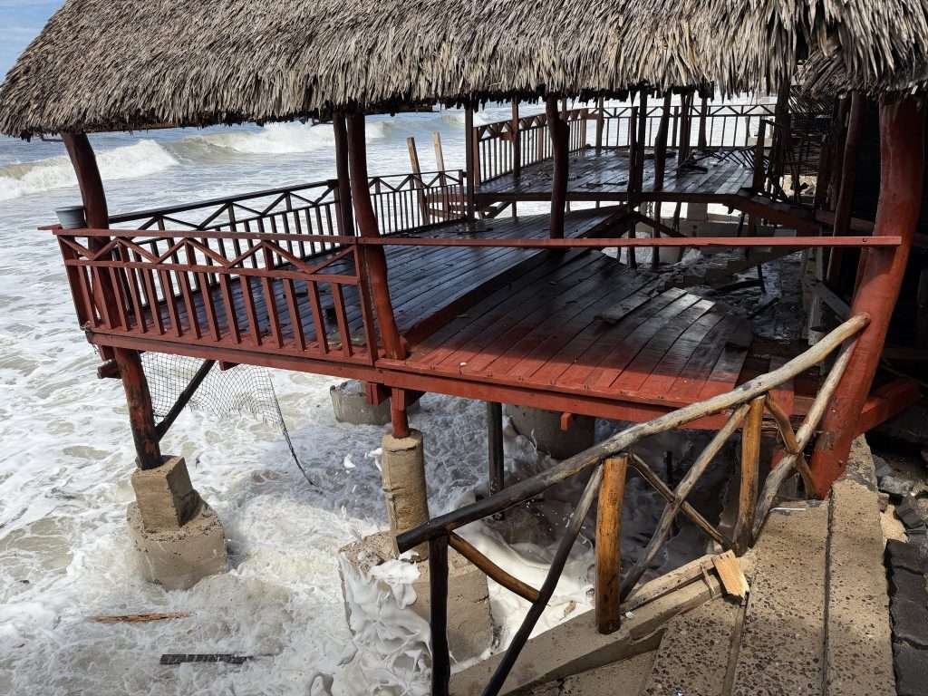 Negocio afectado por fuerte oleaje en Mazatlán