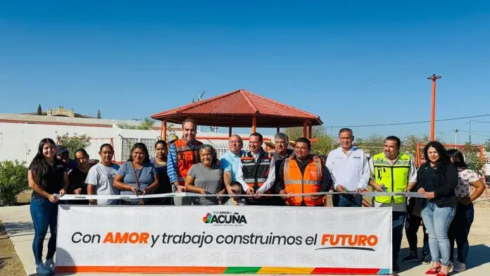 Entrega Emilio de Hoyos plaza rehabilitada en la Nueva Jerusalén