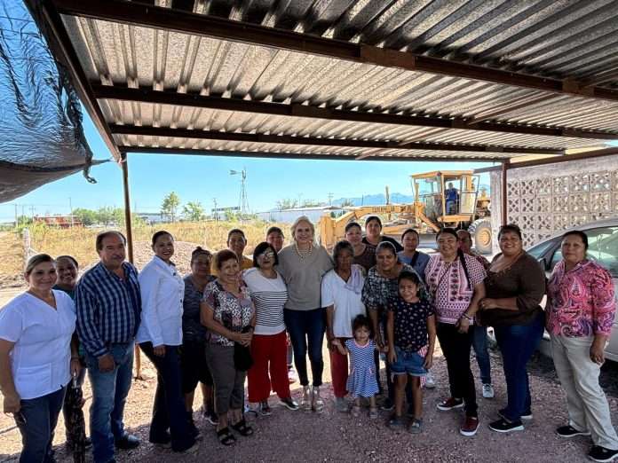 El Gobierno Municipal de Múzquiz entregó 40 viajes de tierra para mejorar calles del Barrio El Agrario en Villa de Palaú