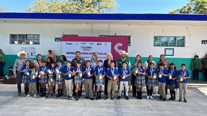 Estudiantes de la Primaria Miguel Hidalgo y Costilla en Múzquiz recibieron obsequios por su triunfo en el Premio Estatal de Danza