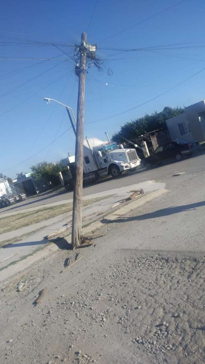 Automovilista se impacta contra poste de TELMEX en el sector Las Misiones de Múzquiz y se da a la fuga