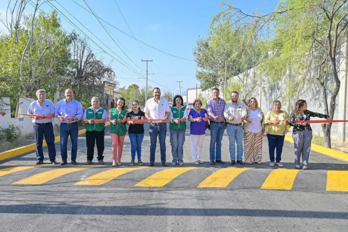 Entrega Carlos Villarreal obra de pavimentación de la calle Álamo en Monclova